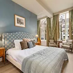 Bord\'eau Canal Suites